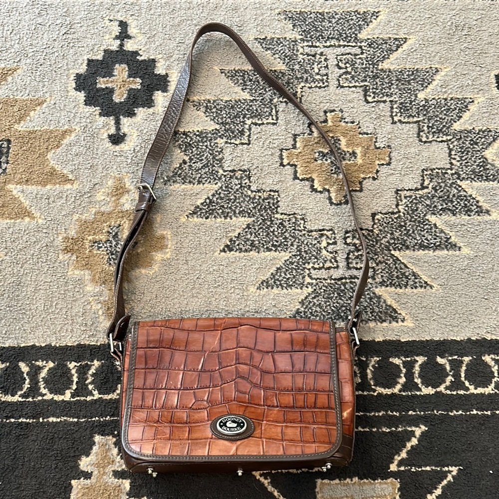 VTG DOONEY & BOURKE #42315 Croc Embossed Leather Mulberry Crossbody Bag